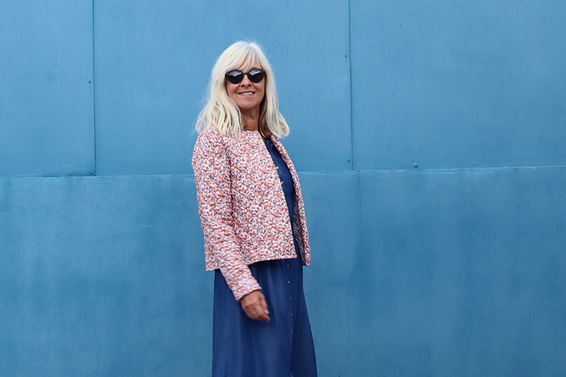 petits_bonheurs dans une veste matelassé faite en tissu matelassé de la collection UNE Allure de chez Stragier