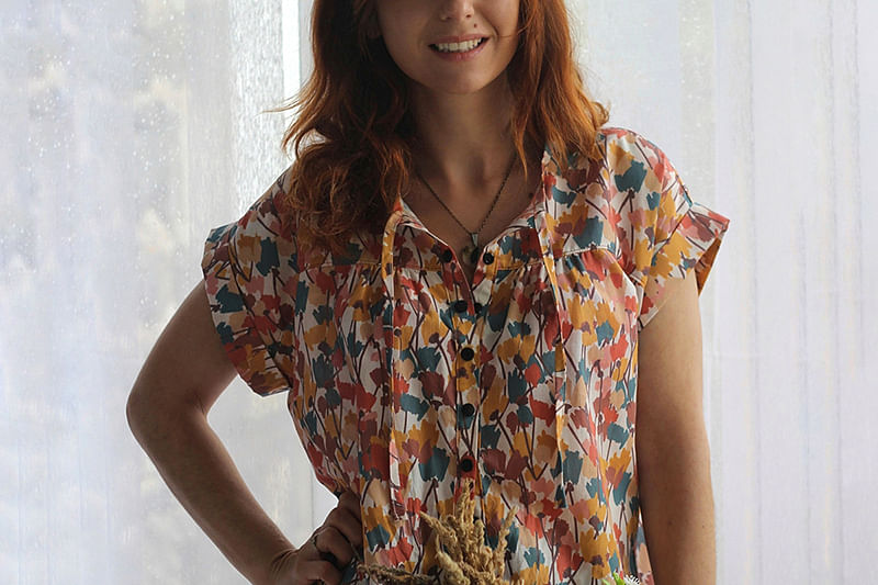 roseberry_couture dans une robe faite en tissus UNE Allure de chez Stragier