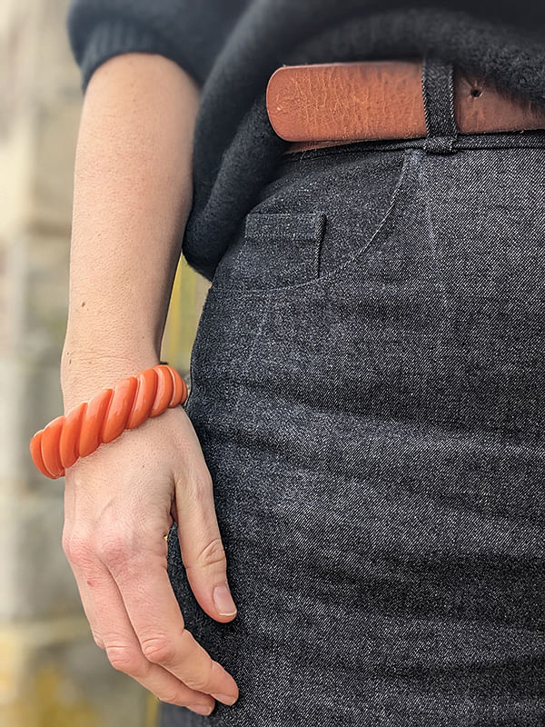 Gros plan sur un pantalon en jeans stretch noir