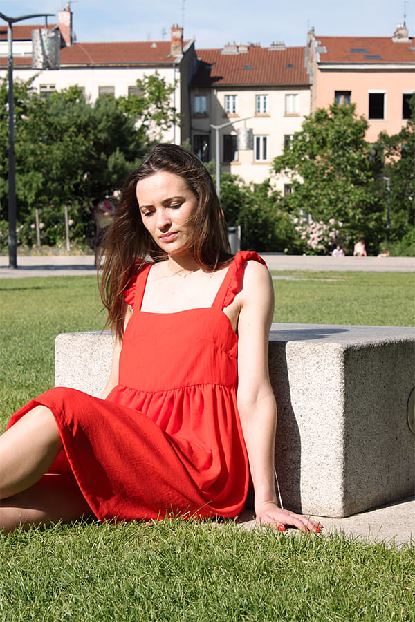Cha_coud dans une robe droite orange corail