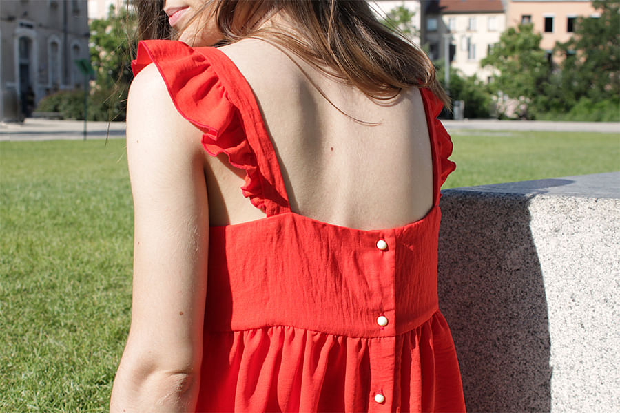 Cha_coud dans une robe droite orange corail