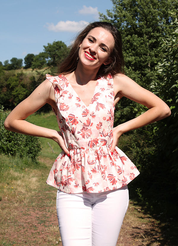 Cha_coud dans une blouse faite à partir de tissu de la collection UNE Origine