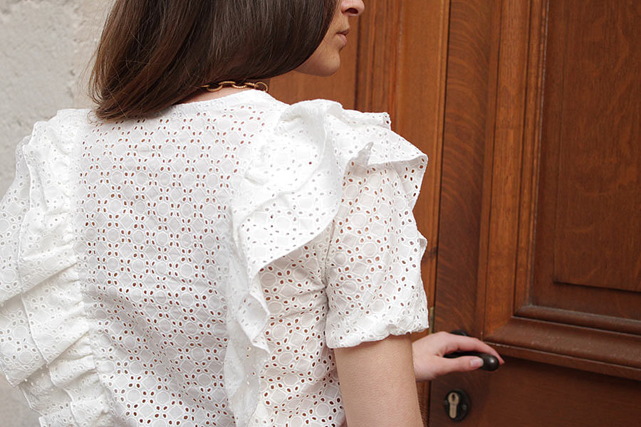 Cha_coud dans une blouse blanche gros plan