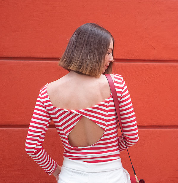 Luluroncin dans un pull en maille milano stretch vu de dos