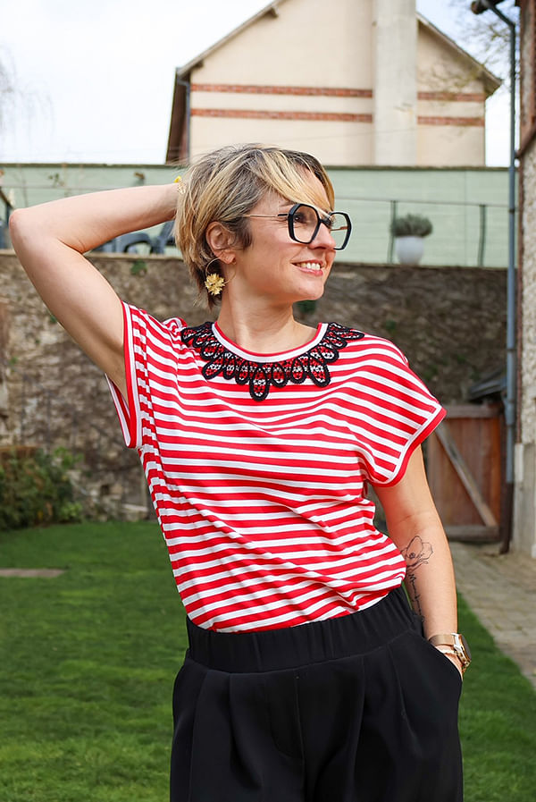 Morgane_jeudy dans un tee-shirt en maille milano stretch rouge