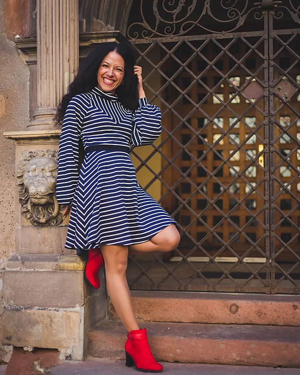 Wonder.lucie dans une robe en maille milano stretch marine