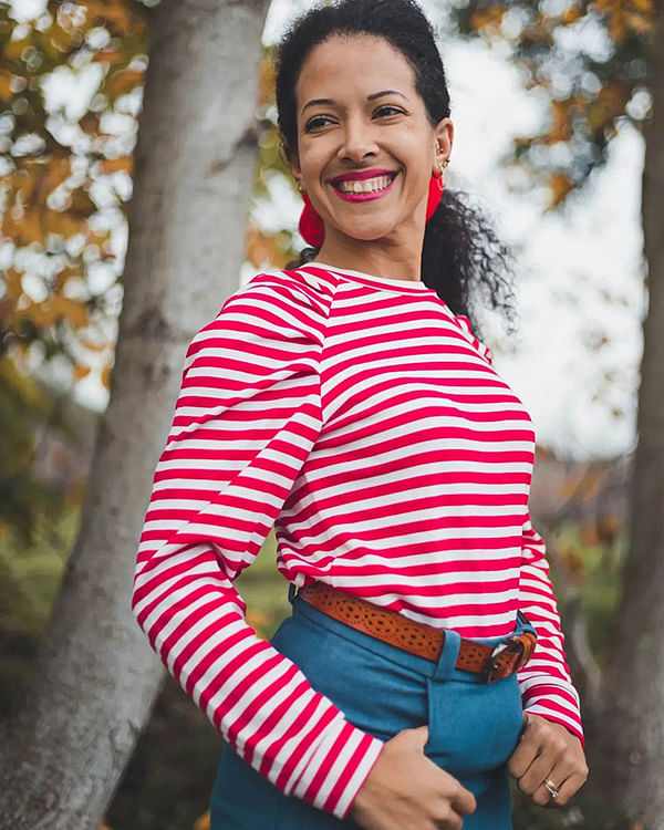 Wonder.lucie dans une blouse en maille milano stretch rouge