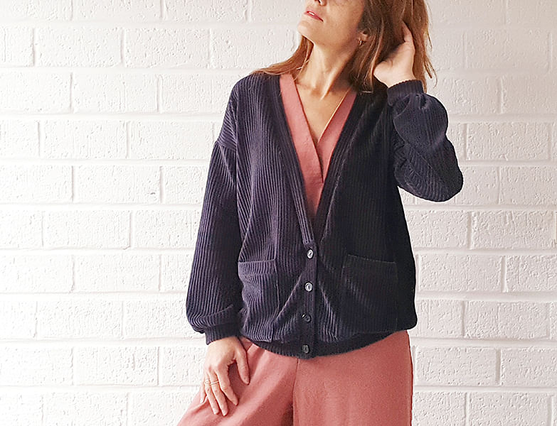 Un gilet en maille velours milleraies stretch fait par Thia