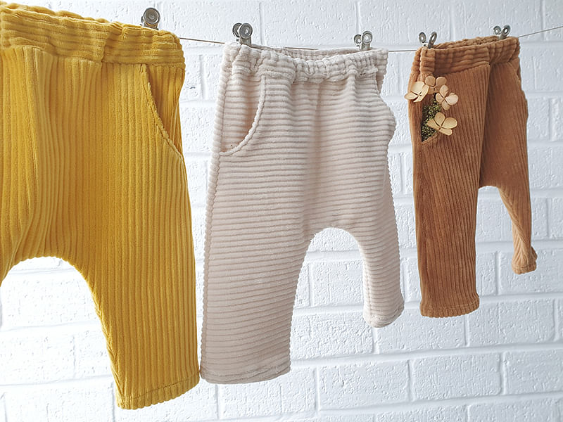 Un pantalon pour enfant en maille velours milleraies stretch fait par Thia