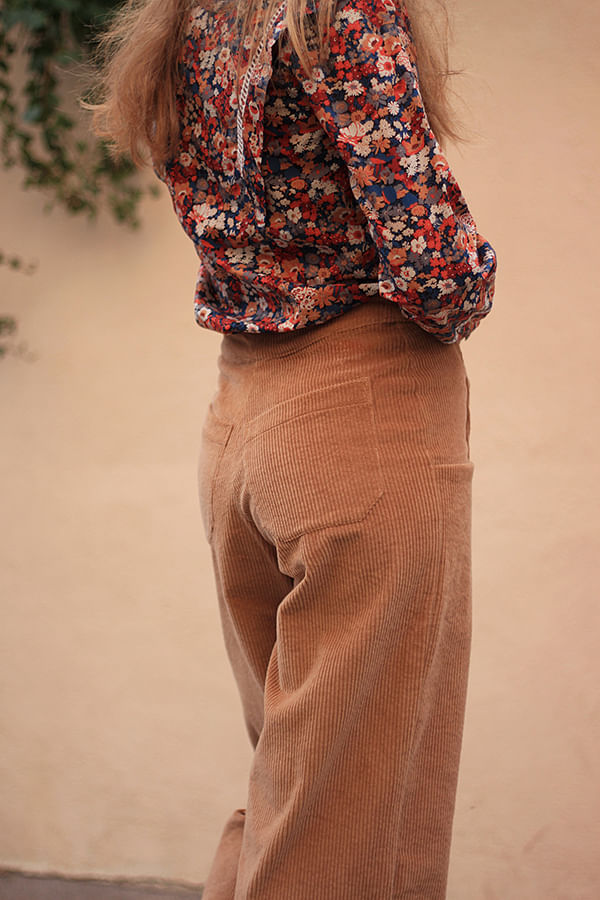 Un pantalon en velours côtelé stretch fait par Cha_coud